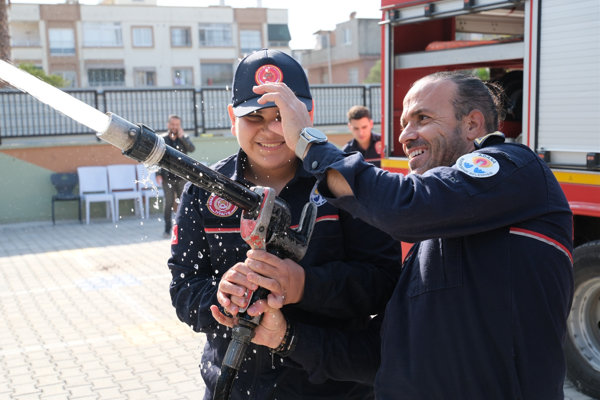 Adana İtfaiyesi, özel gereksinimli Ahmet'in hayalini gerçekleştirdi