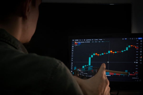 Bitcoin ETF çıkış baskısı ve Fed etkisiyle 87 bin dolarda
