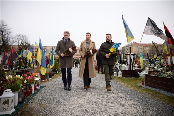 Zelenski, Danimarka Başbakanı Frederiksen ile Lychakiv Mezarlığı'nı ziyaret etti