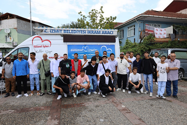 İzmit’te umre yolculuğuna çıkacak vatandaşlar uğurlandı<