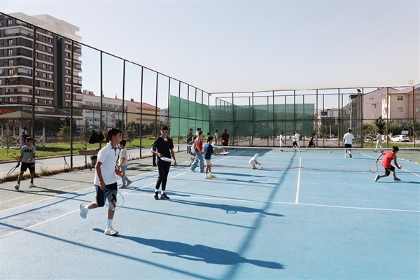 Bayburt'ta tenis kortu hizmete sunuldu