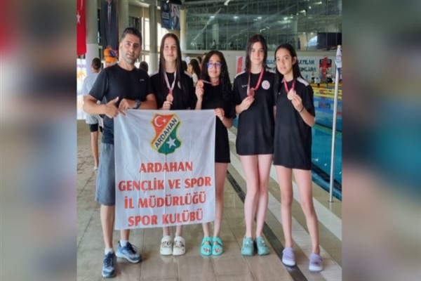 Ardahanlı yüzücüler, Anadolu Yıldızlar Ligi Yüzme Grup Müsabakaları'nda madalya kazandı