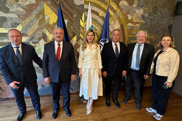 Petrova, İstanbul ve Edirne Bulgar Ortodoks Kiliseleri Vakfı temsilcileriyle görüştü<
