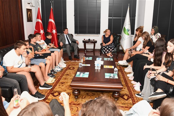 Bosnalı öğrencilerden Başkan Aydın’a ziyaret<