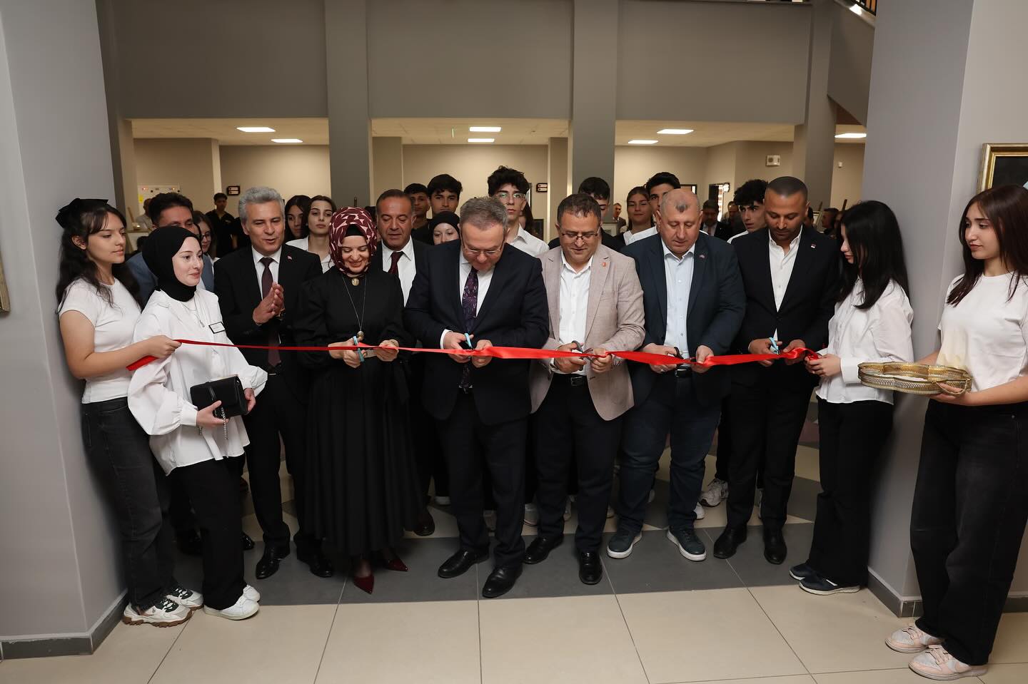 Başkan Gökçe, öğrenciler ve öğretmenlerin hazırladığı resim sergisini gezdi<