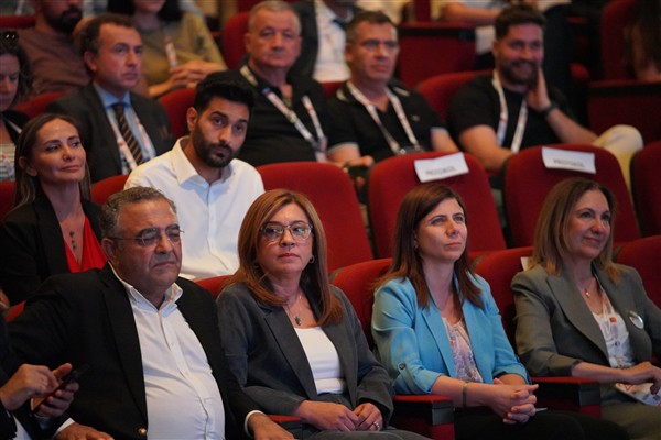 Bucak, Uluslararası Diş Hekimleri Kongresi’ndeki panele katıldı<