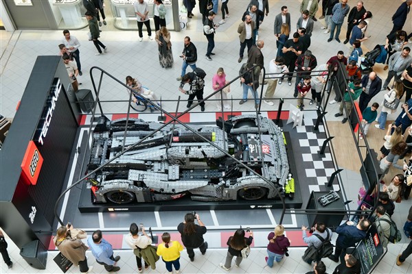 Peugeot’nun Le Mans yarışçısı LEGO parçalarıyla sadece 24 saatte yeniden üretildi