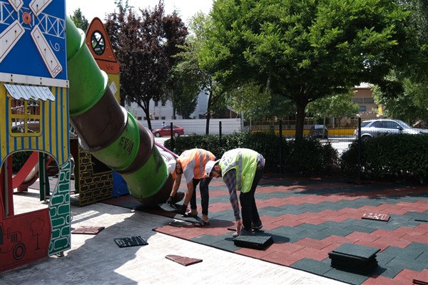 İnegöl'de 7 mahallede 22 parkın zemini yenileniyor