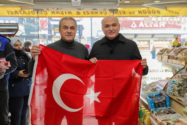 Düzce'de esnafa Türk bayrağı dağıtıldı<
