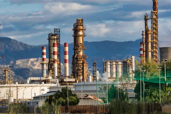 Petrol fiyatları, ABD-Venezuela gerilimiyle yükselişin ardından çok az değişti<