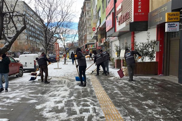 Van'da ekipler, kar küreme ve tuzlama çalışmalarını başlattı