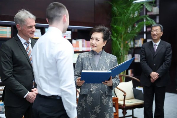 Peng Liyuan, Alman Burg Çin Korosu’ndan öğretmen ve öğrenci temsilcileriyle buluştu