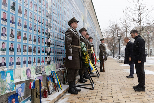 Zelenski ve Tusk, Ukraynalı şehitlere saygı duruşunda bulundu<