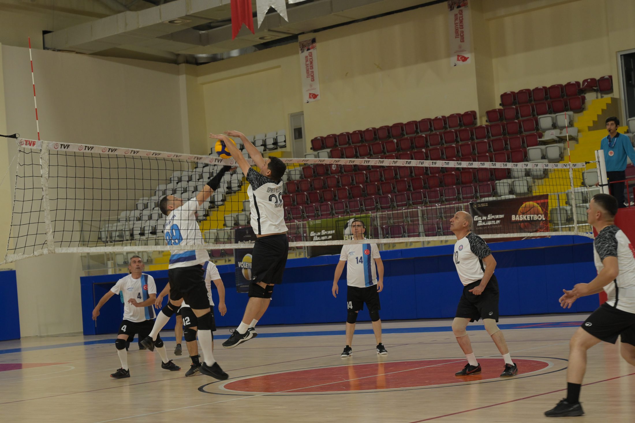 Isparta Belediyesi Voleybol Takımı 2-0 galip geldi<
