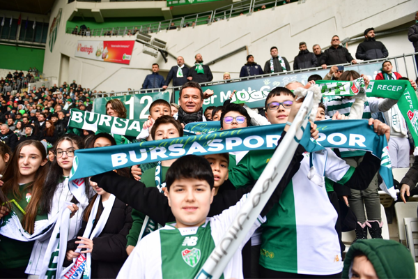Osmangazi Belediyesi, çocukları Bursaspor maçına götürdü<