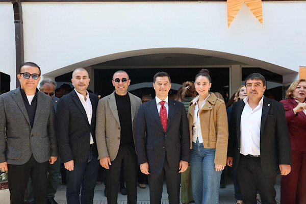 Başkan Ünlü, bayramlaşma sebebiyle vatandaşlarla buluştu<