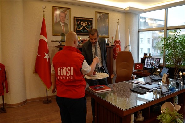 Başkan Işık, down sendromlu Yılmaz'ı çay ocağının yöneticisi yaptı