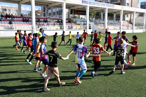 Buca Belediyesinin ücretsiz futbol okulu ailelerden ilgi gördü<
