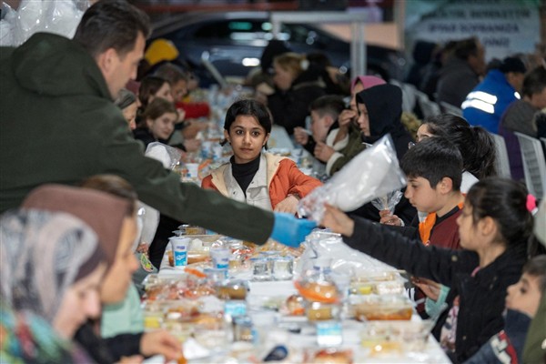 İzmir Büyükşehir Belediyesi, Bayraklı’da iftar sofrası kurdu 