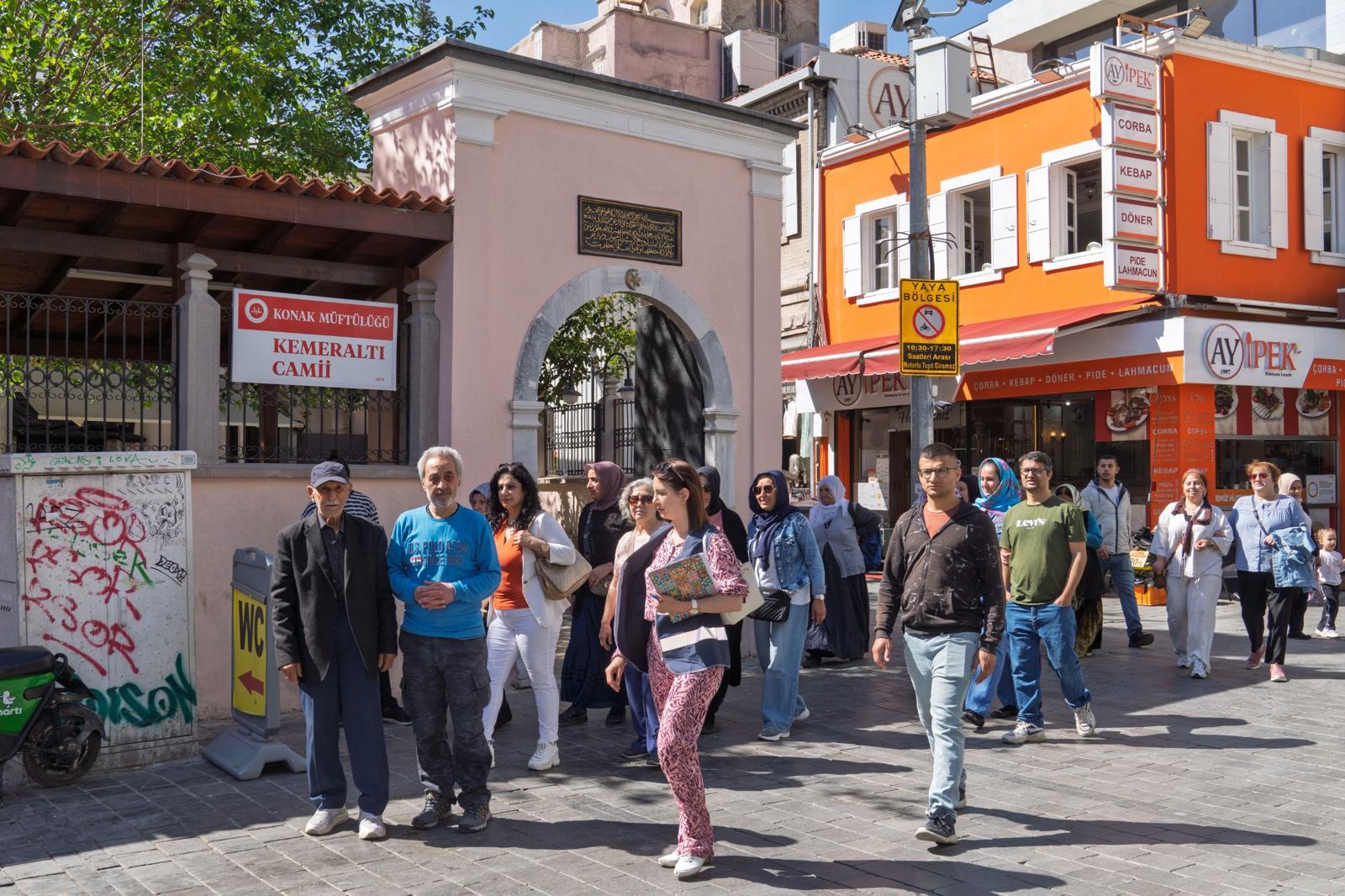 İzmir’de emekliler için ücretsiz kent gezileri devam ediyor