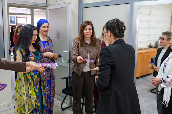 Eşbaşkan Bucak kadın personeli ziyaret etti<