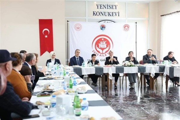 Bakan Göktaş, Ardahan'da şehit yakınları ve koruyucu ailelerle buluştu
