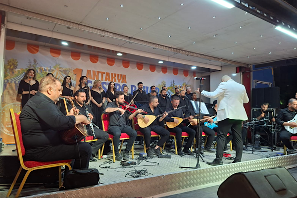 Antakya Yeniden Doğuş Korosu, Gastro Bahar Festivali’nde sahne aldı<