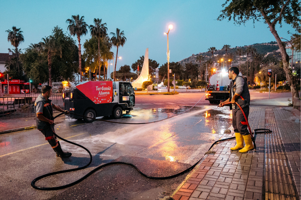 Alanya’da bayram öncesi temizlik çalışmaları başlatıldı<