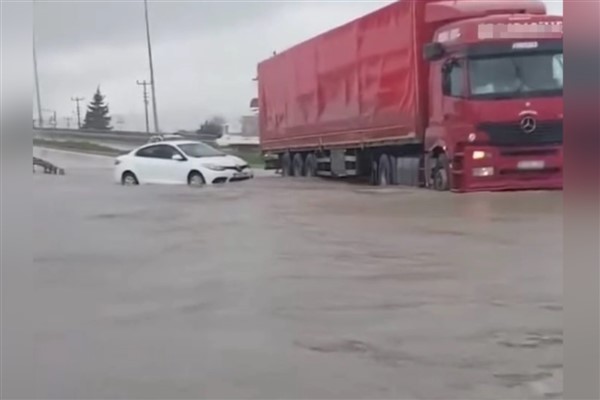 Hatay’da şiddetli sağanak hayatı olumsuz etkiledi<