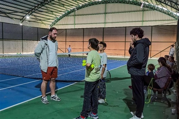 Karacabey Belediyesi Spor Tesisleri'nde minik raketler sahne aldı<