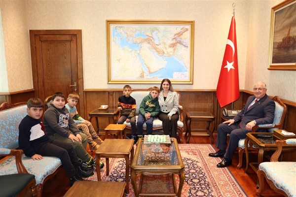 Bakan Güler, Atatürk’e saygı nöbeti tutan Iğdırlı çocukları ağırladı