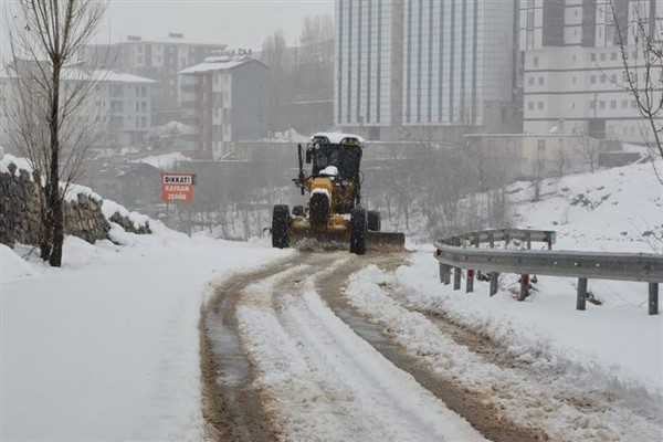 Bitlis'te karla mücadele çalışmaları sürdürülüyor