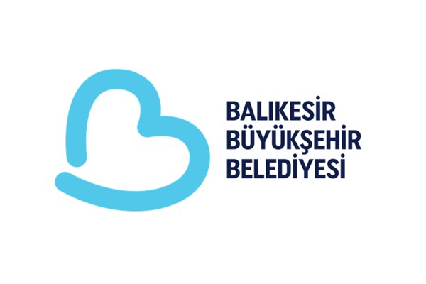 Ayvalık’taki yangına müdahale sürüyor<