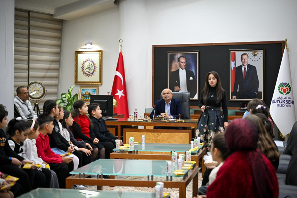 Çocuk korosu sanatçıları ve ailelerinden Başkan Er'e ziyaret<