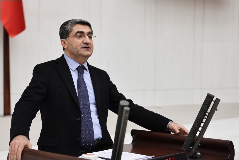 Ekmen: Siyasetin iki kutba sıkıştırılması demokrasiye de ülkeye de zarar veriyor