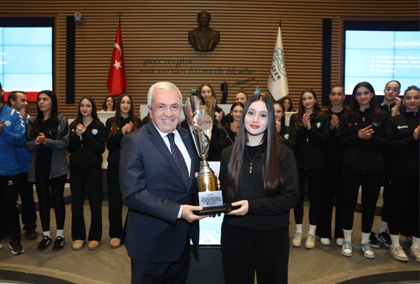 Nilüfer Belediyespor Kadın Voleybol Takımı kupasını Başkan Özdemir'e verdi<