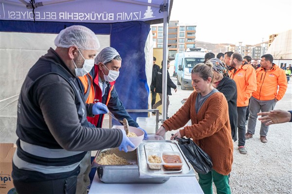 İzmir Büyükşehir Belediyesi, Adıyaman’ın köylerine sıcak yemek ulaştırıyor