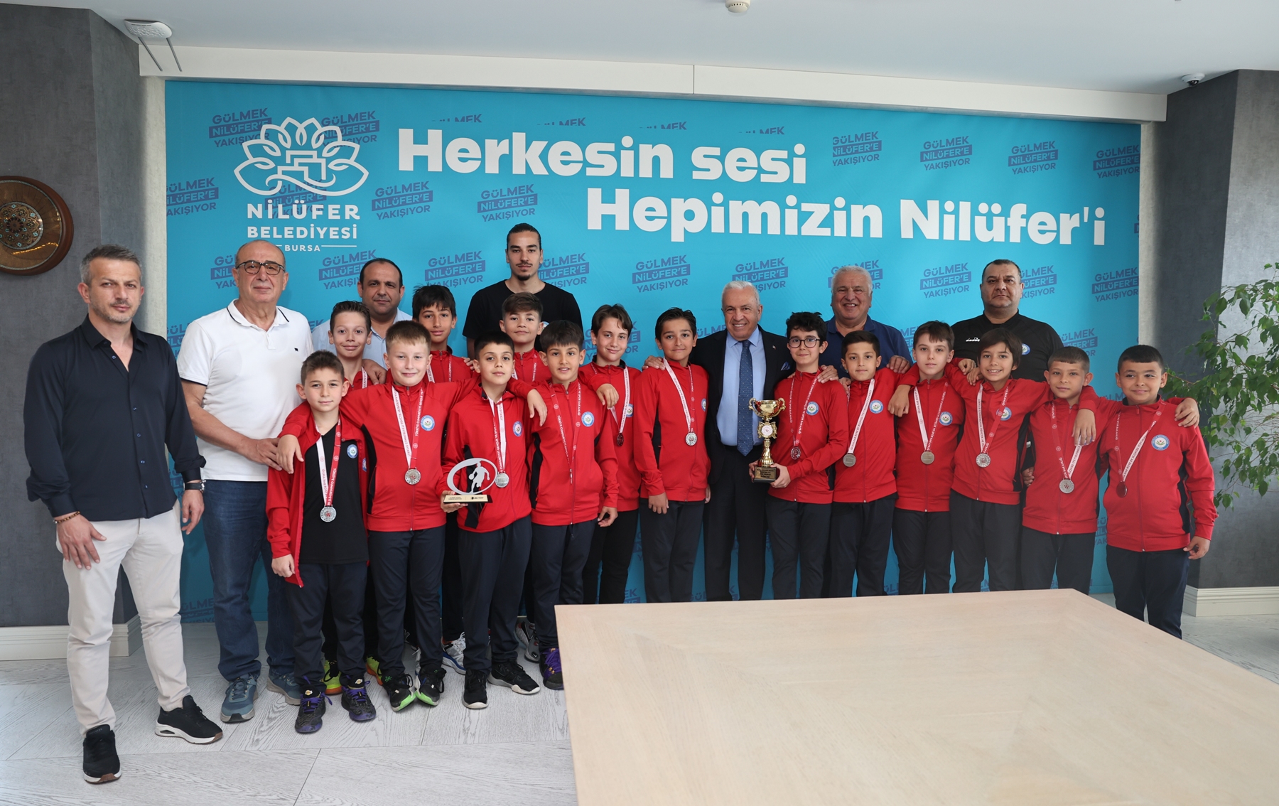 Başkan Özdemir, başarılı sporcuları ağırladı<
