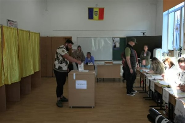 Romanya'da tekrarlanan cumhurbaşkanlığı seçimlerinin ilk turu bugün yapılıyor<