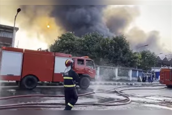 Dakka havalimanı terminalindeki dün çıkan yangında tüm kalkış ve inişler durduruldu<