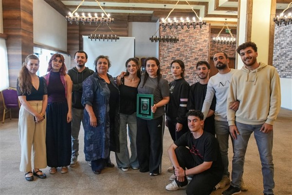 Tiyatro oyuncusu Bilmen'den tiyatro rejisörlüğü atölye çalışması