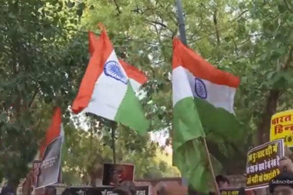 Hindistan, Pakistan hedeflerine saldırdı: Bir çok ölü var<