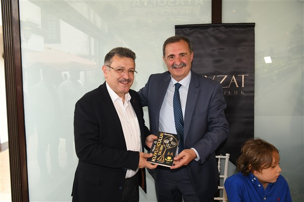 Başkan Genç, Şakar'ın imza gününe katıldı<