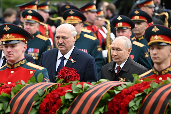 Rusya Devlet Başkanı Putin, Meçhul Asker Anıtı’na çiçek bıraktı<
