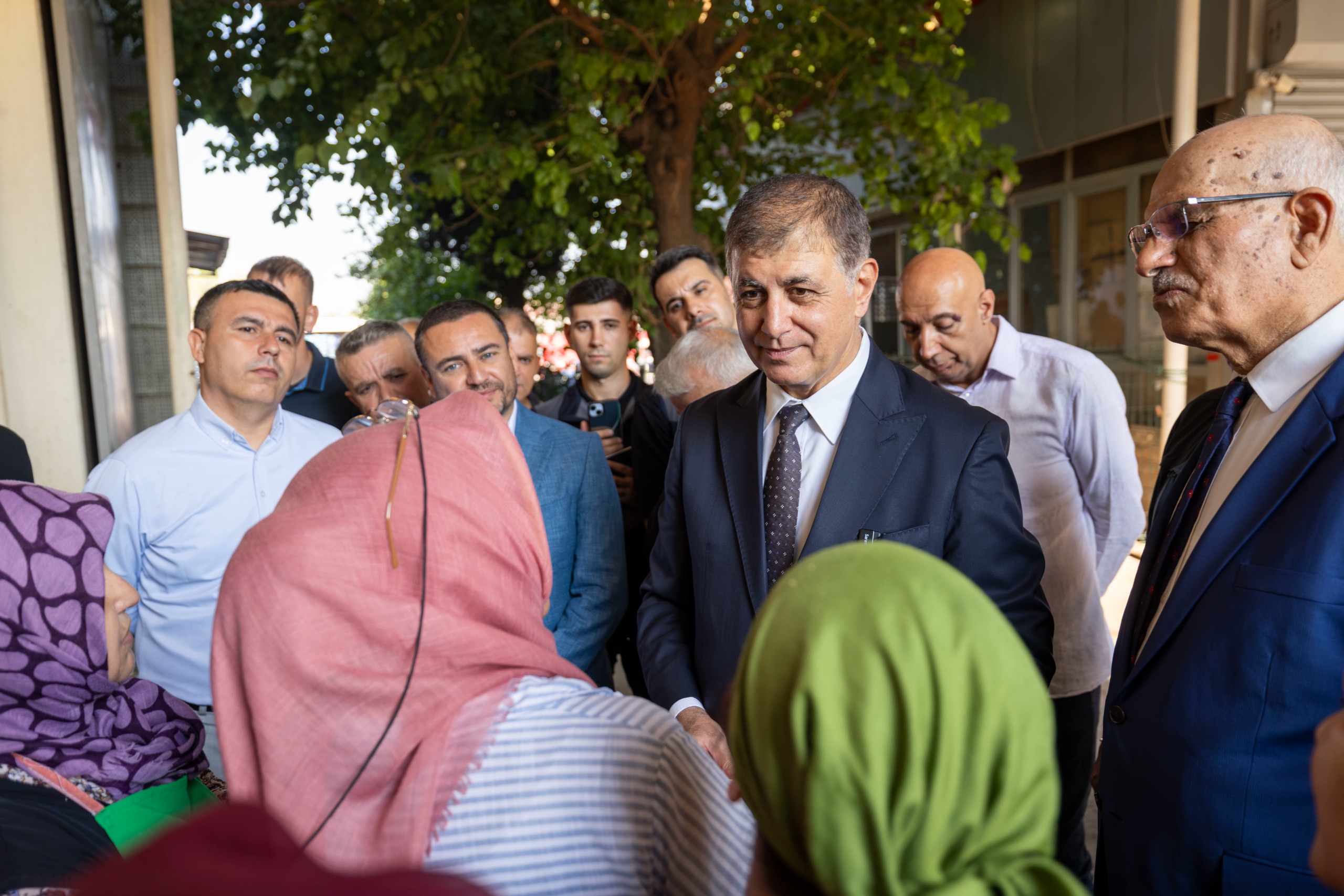 Başkan Tugay İzmir'in hal esnafıyla buluştu