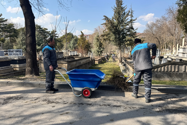 Kayseri'de kabristanlar bayram ziyaretine hazırlandı<