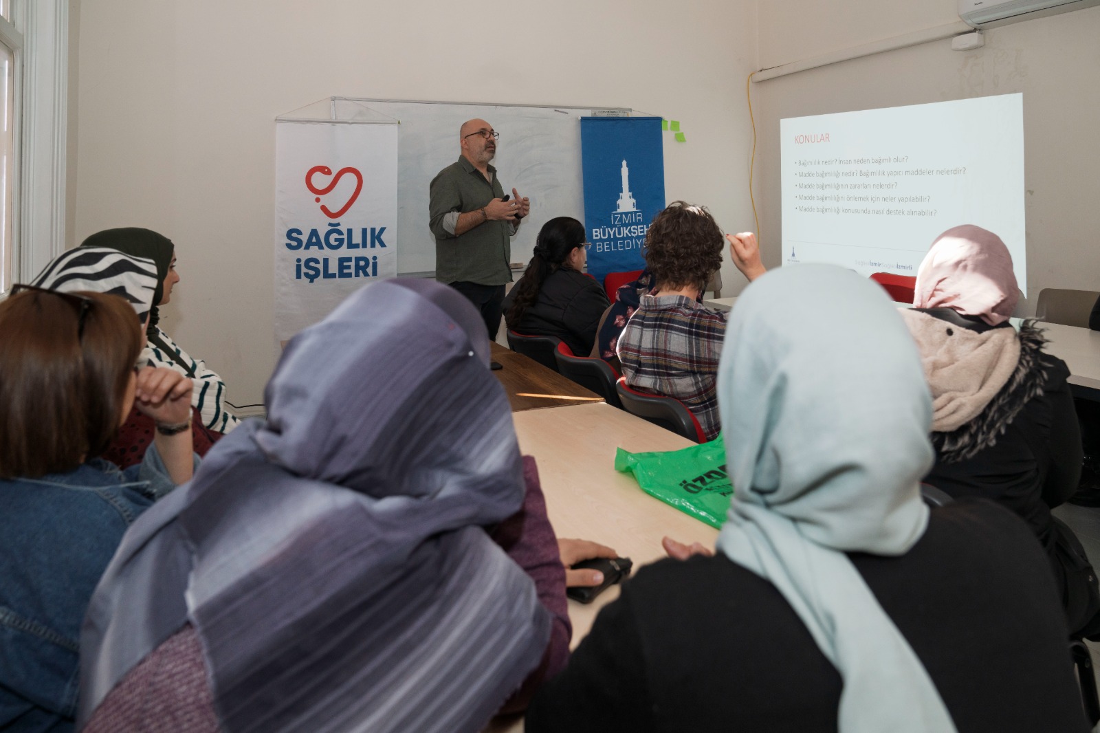 İzmirli annelere madde bağımlılığına karşı eğitim düzenlendi<