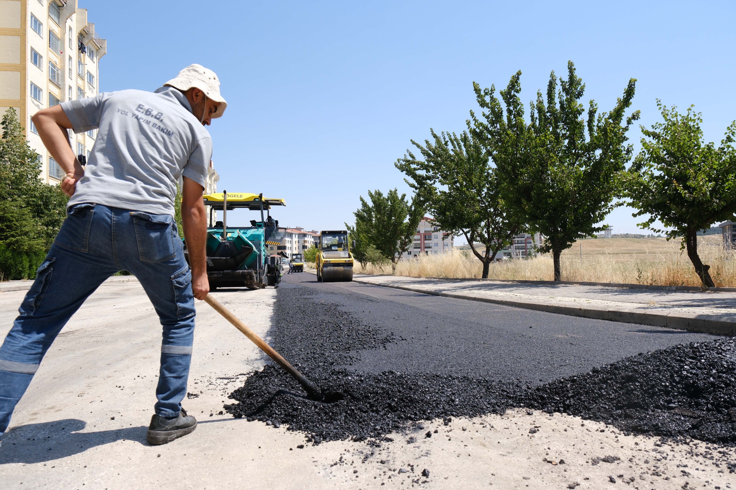 Eskişehir'de yol çalışmaları sürdürülüyor<