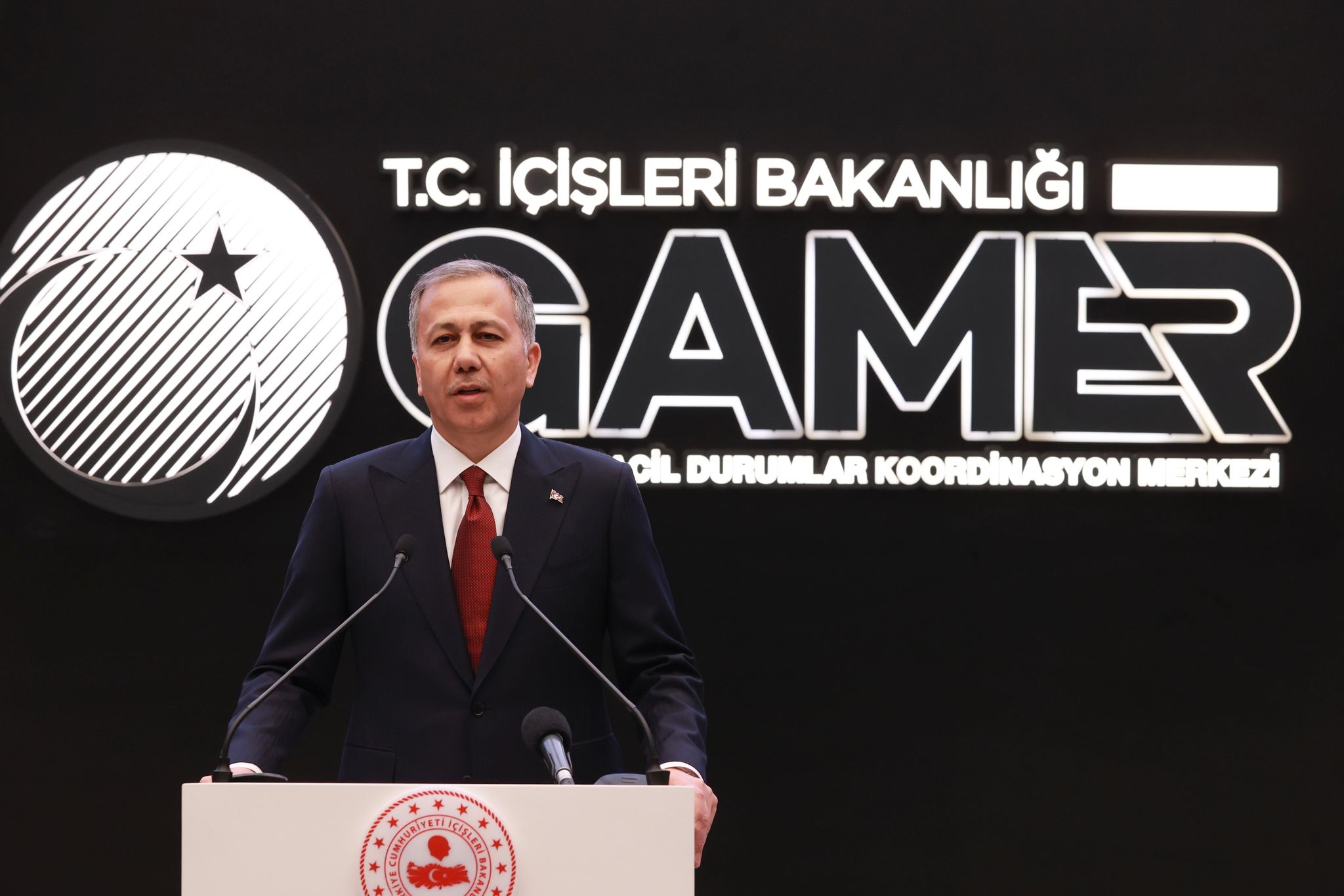 Yerlikaya: Görevini yapan polisimize araçla saldırmak kamu düzenine yapılmış bir tehdittir