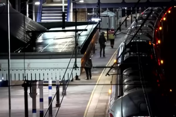 İngitere'de bıçaklı tren saldırısında bir İngiliz tutuklandı<